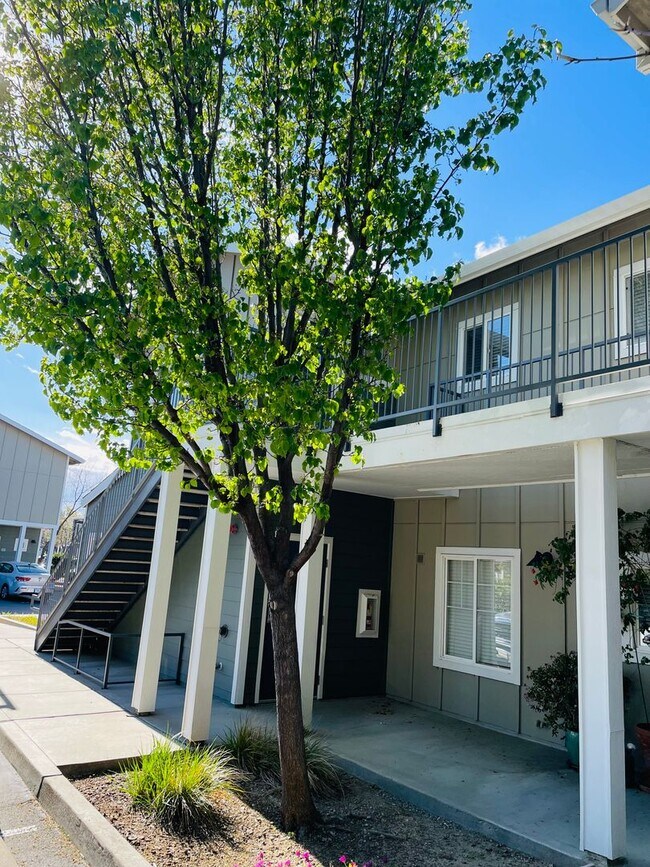 Foto del edificio - Beautiful North Davis 2bed/2 bath Upstairs...