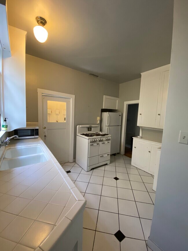 Kitchen - 735 S Cochran Ave