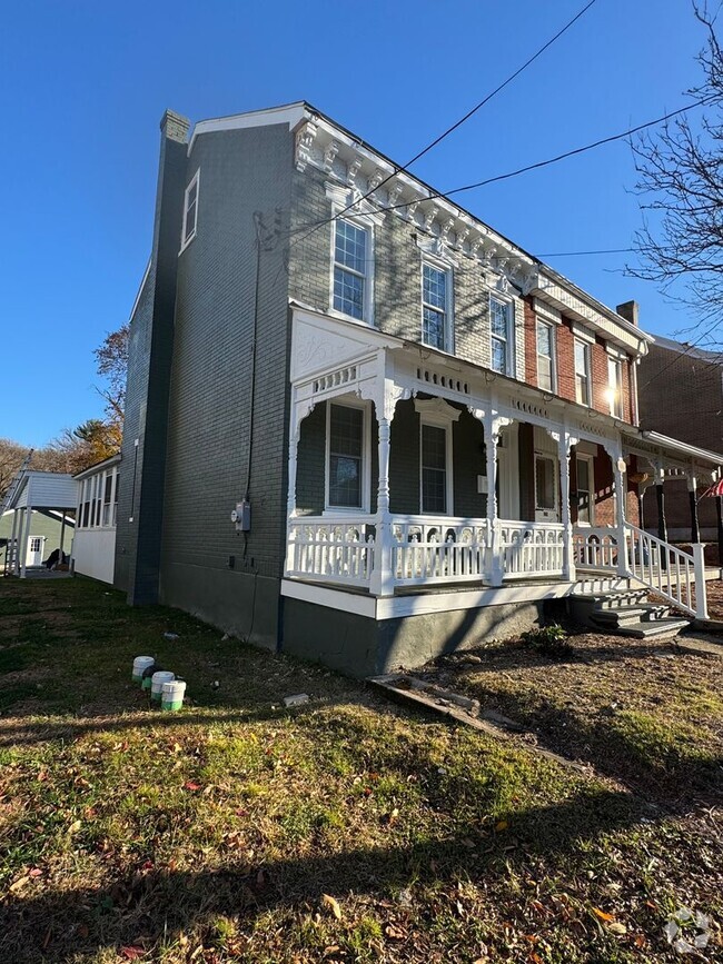 Building Photo - 118 Main St