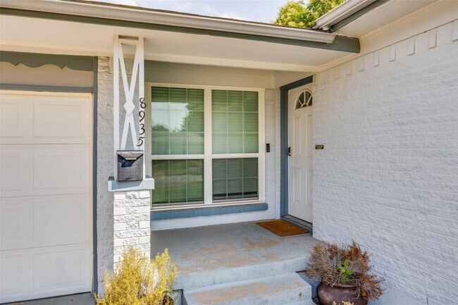 Foto del edificio - 8935 Clearwater Dr