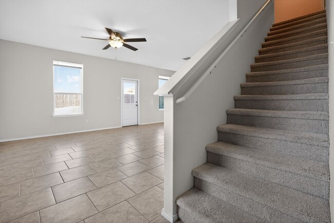 Foto del edificio - Spacious 4-Bedroom Home with Open Living in Cinco Lakes