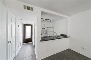 Building Photo - 701 Rosedale St