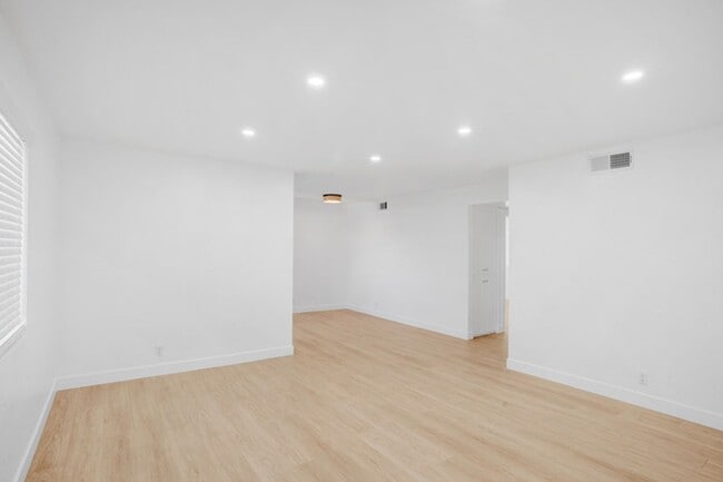 Building Photo - Fully Renovated 2 Bed / 2 Bath Upstairs Unit – Modern Finishes | 2 Parking | Alhambra