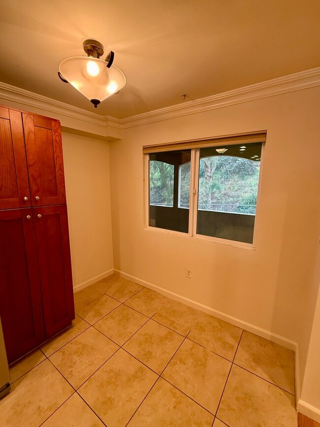 Building Photo - Beautiful Spacious 2 Bedroom/2 Bath Condo