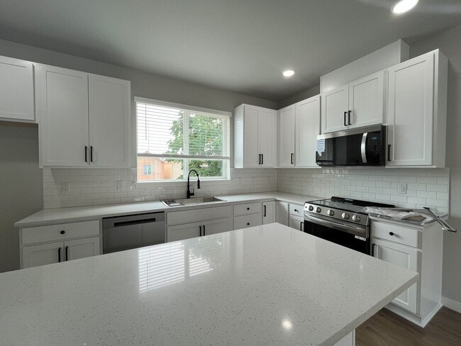 Building Photo - Luxury Living with Granite Counters & Stai...