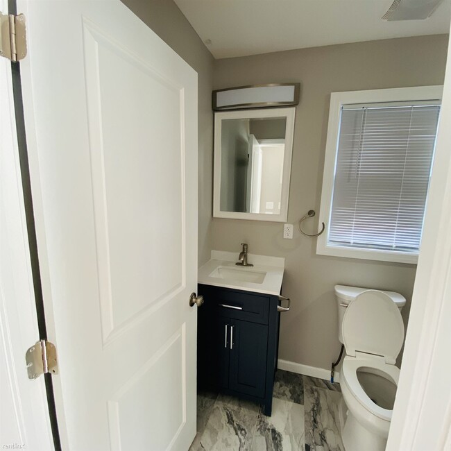 Building Photo - 2 br, 1.5 bath Triplex - 510 South 17th St...