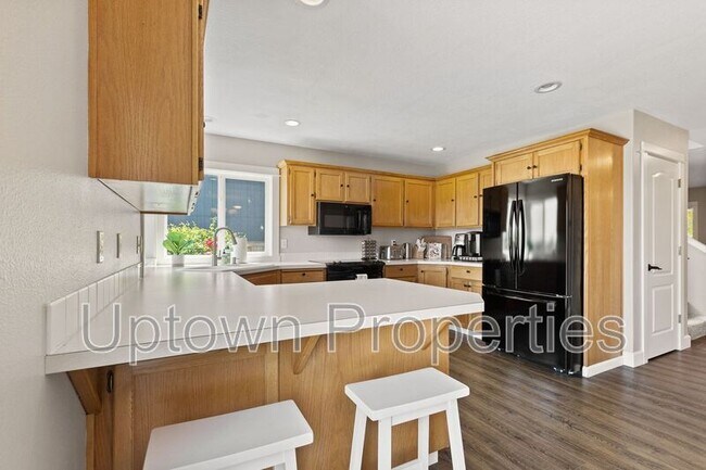 Building Photo - 753 SE Boysen Ln