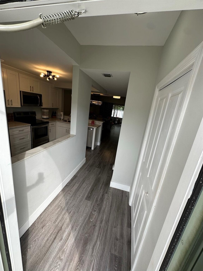 Building Photo - 4912 SW 31st Terrace