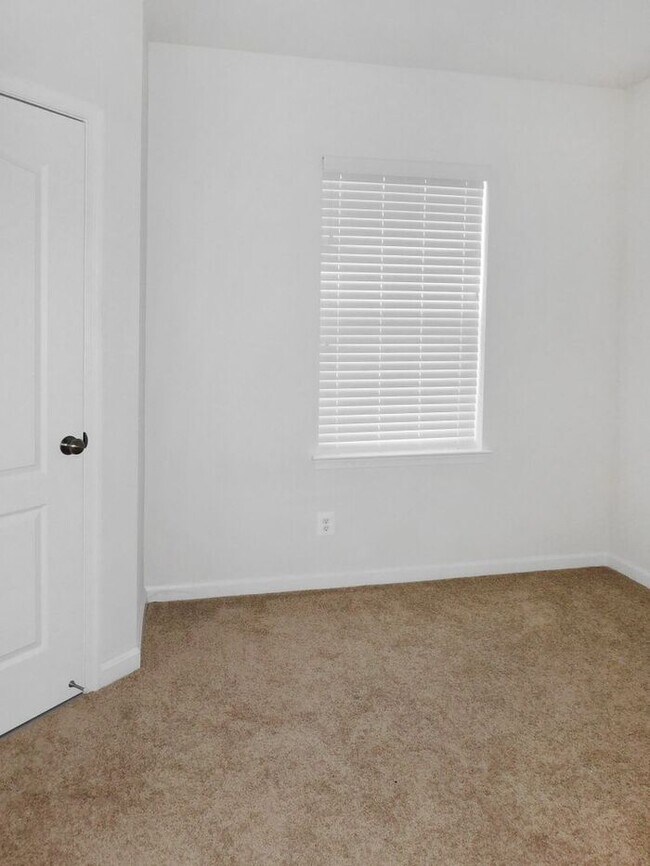 Foto del edificio - Pet Friendly Condo with Deck and 1 Car Garage