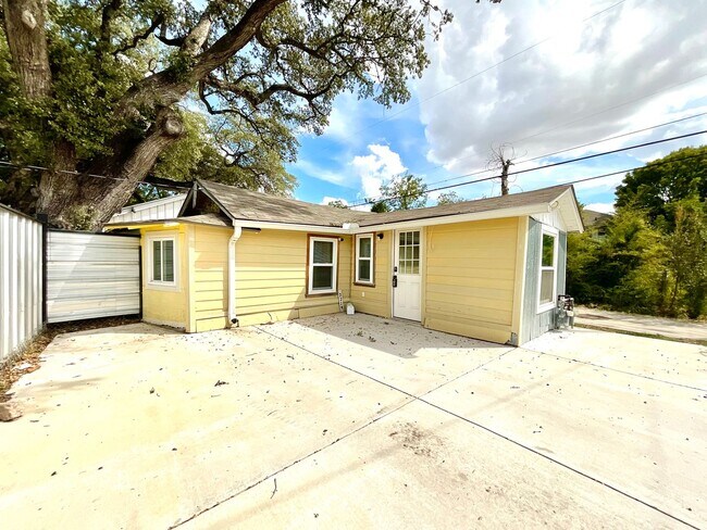 Building Photo - **APPLICATION RECEIVED** ALL BILLS PAID!! 1 Bedroom / 1 Bath Unit Near South Side Lions Park!
