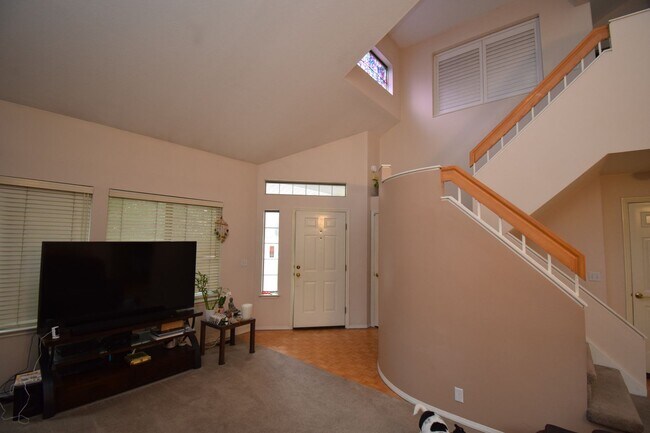Foto del edificio - Bright Holladay 4 Bed Home – High Ceilings in Prime Location!!