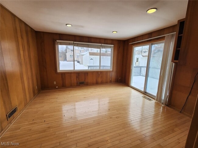 Foto del edificio - 2413 Elmdale Rd