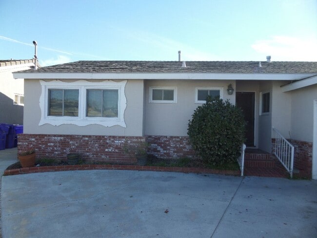 Building Photo - 3 Bedroom-2 Bathroom Single Story Home in ...