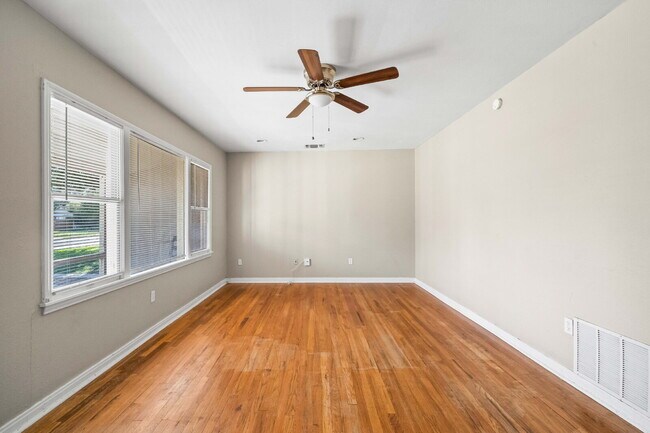 Building Photo - Vintage Home w/ Large Backyard, Minutes from TTU & Medical
