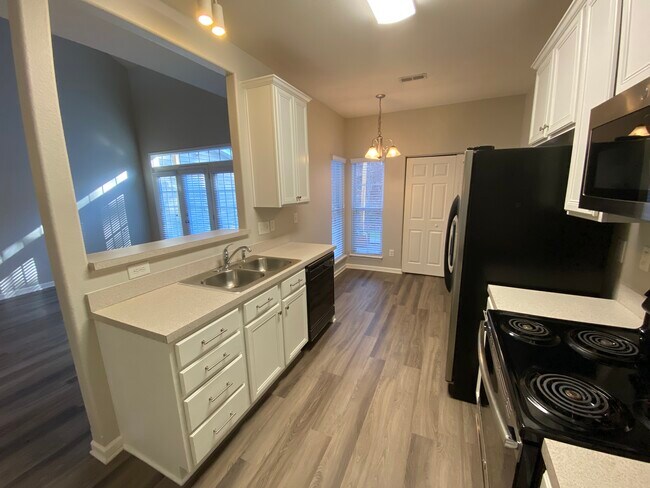 Foto del edificio - 5972 Hollow Wood Ct