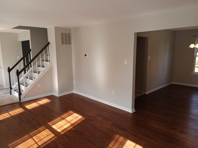 Foto del edificio - This charming 1,732-square-foot single-family home offers 3 bedrooms and 3 bathrooms, featuring a...