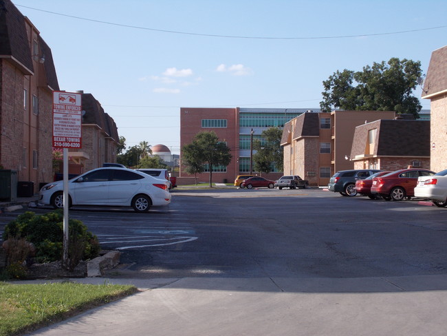 Justo frente a SAC - Laurel Apartments