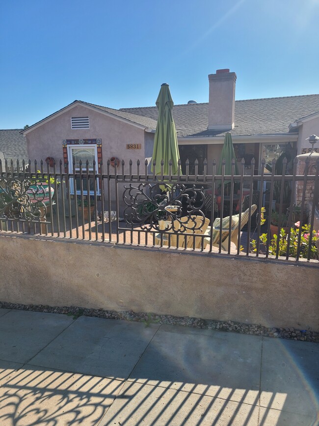 Foto del edificio - 5831 Adelaide Ave