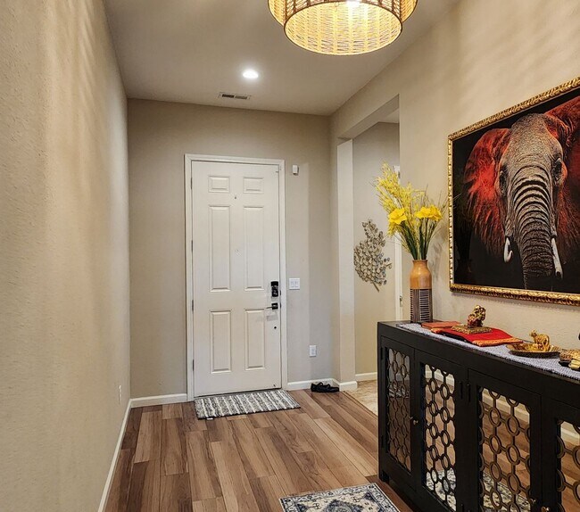 Foto del edificio - 2500 sq ft home in the Stonebrook area of ...