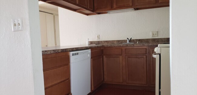 Building Photo - 810 S Langley Ave