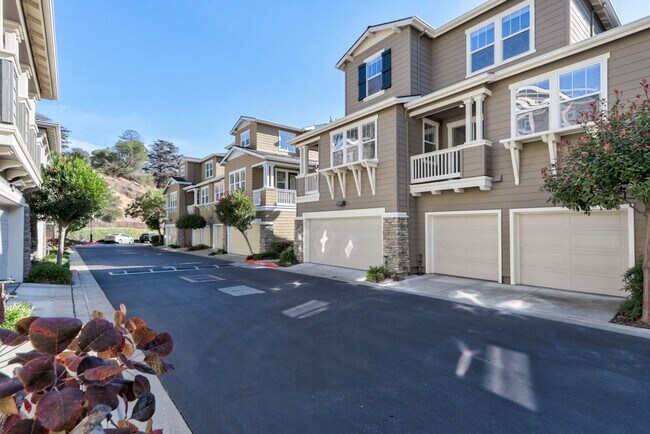 Building Photo - 2 Bed / 2.5 Bath beautiful end unit townho...