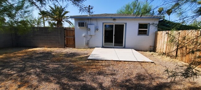 Building Photo - 1804 W Roma Ave