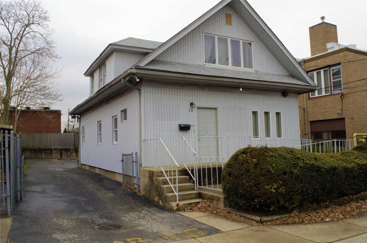 13 Lincoln Rd, Franklin Square, NY 11010 Apartments in Franklin