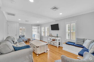 Building Photo - 629 Redmond Ave