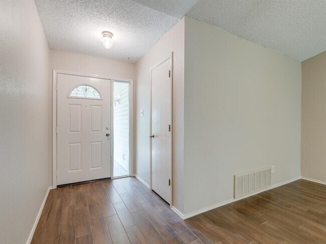 Building Photo - 3009 Amber Dr S