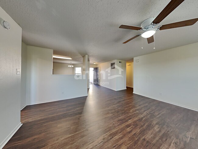 Foto del edificio - 527 Bourneside Dr