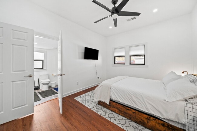 Foto del edificio - 305 W 12th St