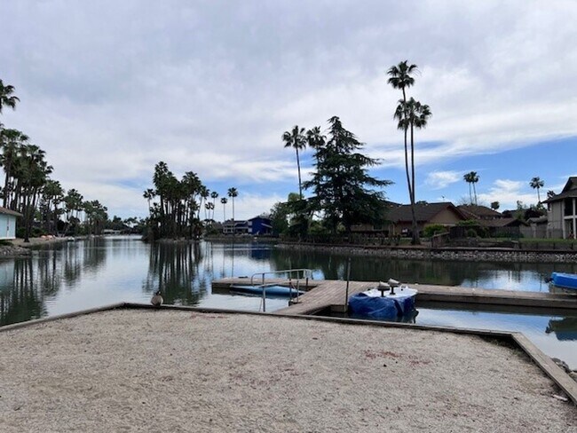 Foto del edificio - Lakeside living on Greenhaven, Sparkling Pool and covered parking