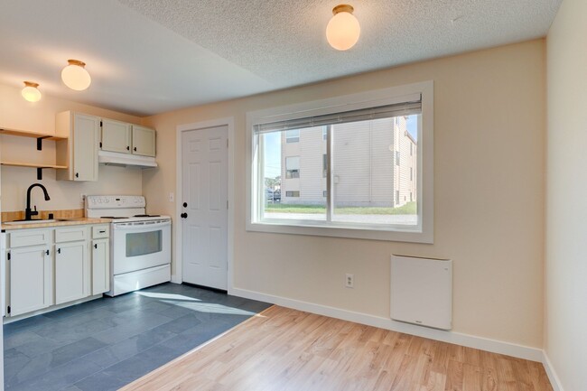 Foto del edificio - Two Bedroom Two Story Townhouse In Town