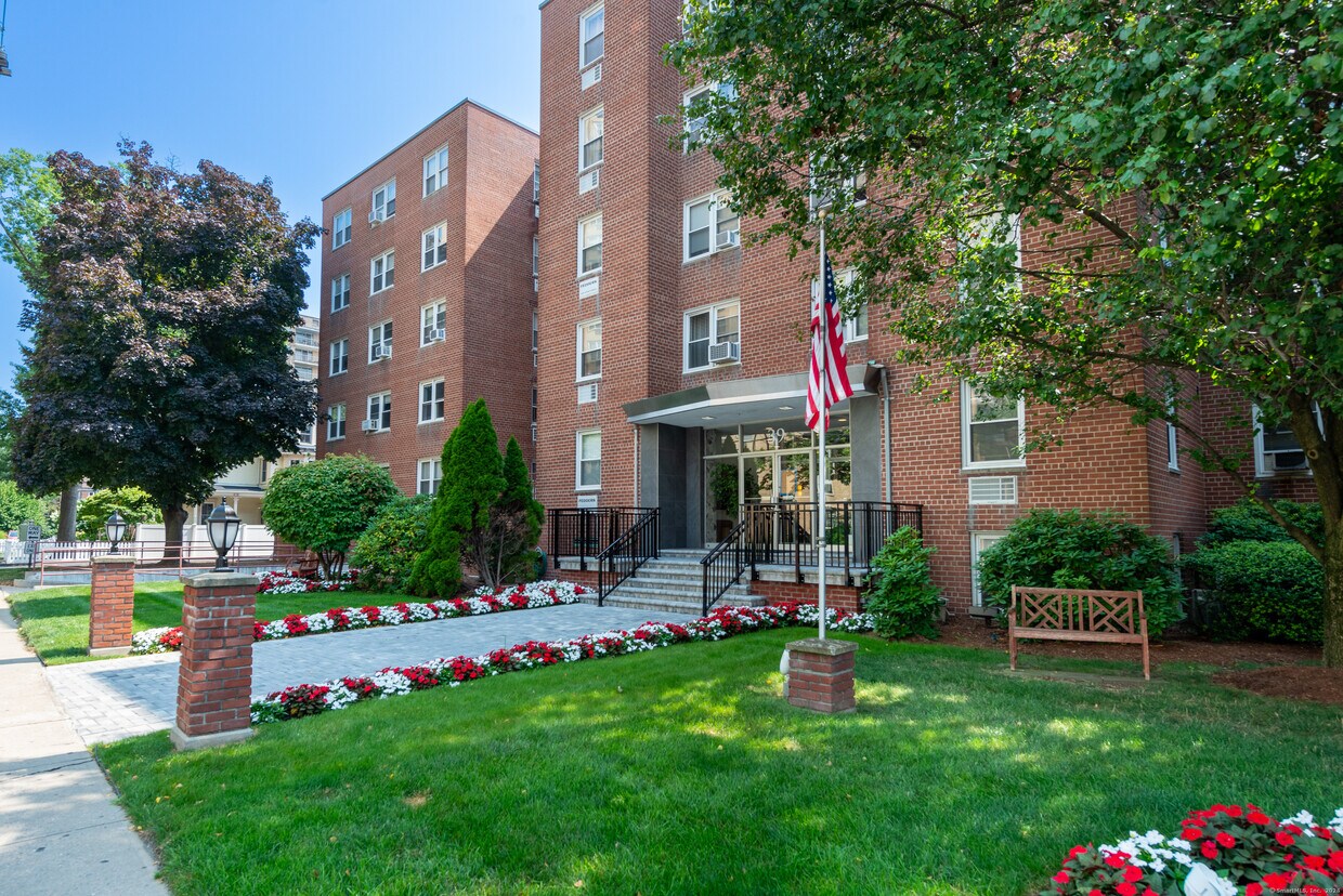 Primary Photo - 39 Glenbrook Rd