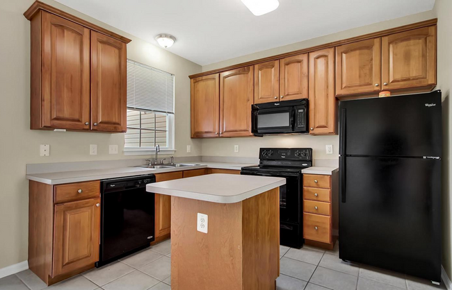 Foto del edificio - Available Now - Desired 3 Bedroom 2.5 Bath...
