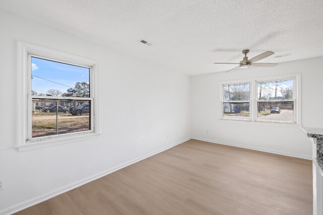 Foto del edificio - 1436 W 27th St