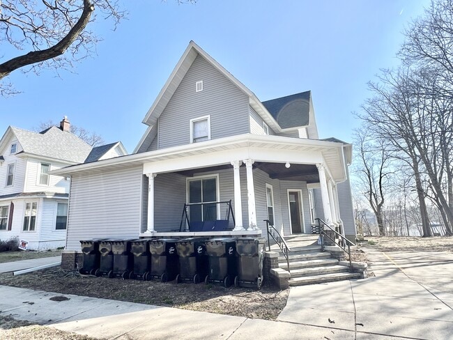 Building Photo - 749 Parker Ave