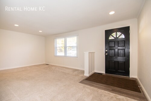 Building Photo - Super sharp remodeled 3-bed/2-bath Ranch  ...