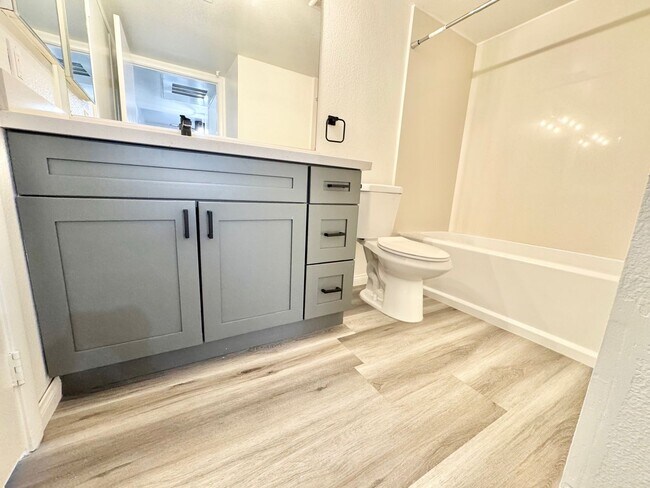 Foto del edificio - 2 Bedroom, 2 Full Bath Newly Renovated Con...