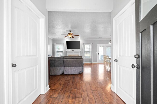 Building Photo - 3 bedroom 2 1/2 Bath Home For Rent!