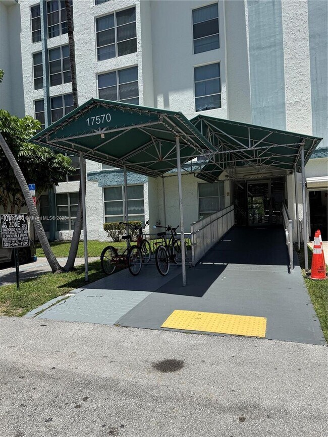 Foto del edificio - 17570 Atlantic Blvd