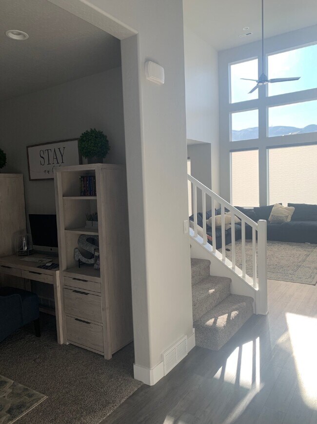 Building Photo - Spacious 5-Bed Home in Bluffdale