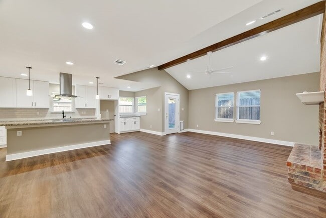 Building Photo - 2103 Woodway Dr