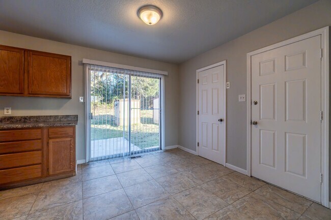 Foto del edificio - * Move-In Special * Charming 3 Bed / 1.5 Bath Home in Greenwood (1 Acre Lot)