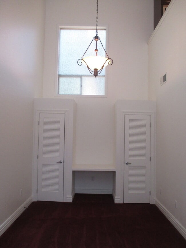 Building Photo - Beautiful Three Bedroom in the Hills of South Salem