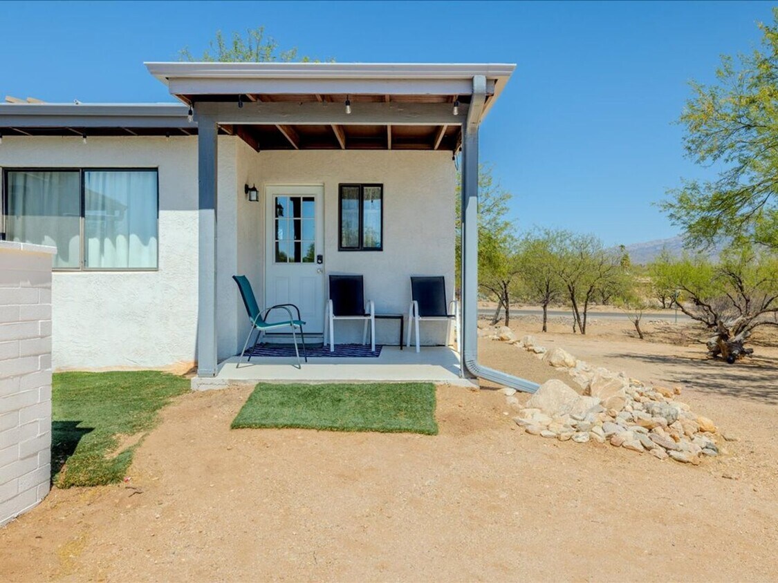 Primary Photo - 1 Bedroom 1 Bathroom FULLY FURNISHED! COMM...