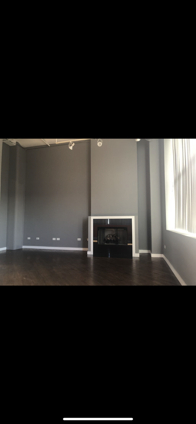 15’ ceilings w/ gas fireplace - 500 S Clinton St