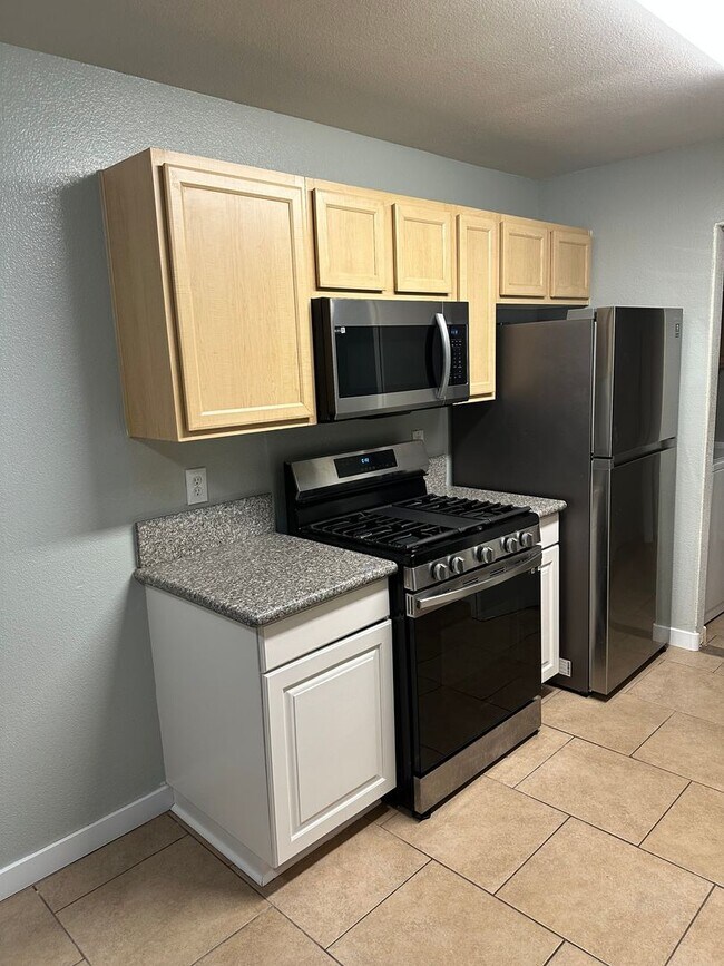 Foto del edificio - 2 bed 2 bath downstairs condo Gated commun...