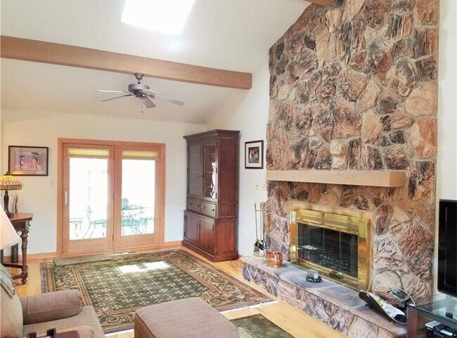 Foto del edificio - 650 Ray Dr