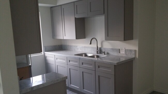 Building Photo - 204 N Olive Ave